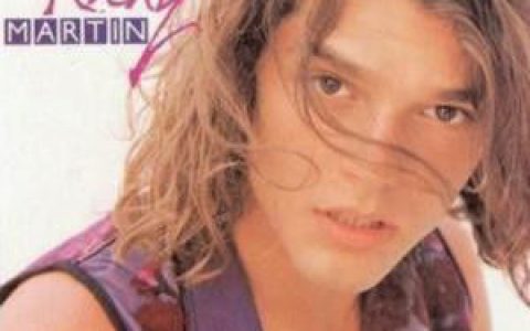 Ricky Martin歌曲:Fuego Contra Fuego歌词