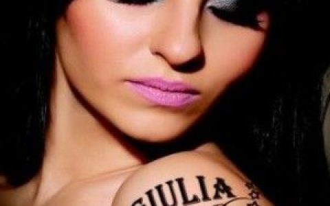 Giulia歌曲:Ce Frumoasa E Iubirea歌词