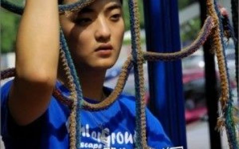 海生歌曲:爱的越深越狼狈歌词